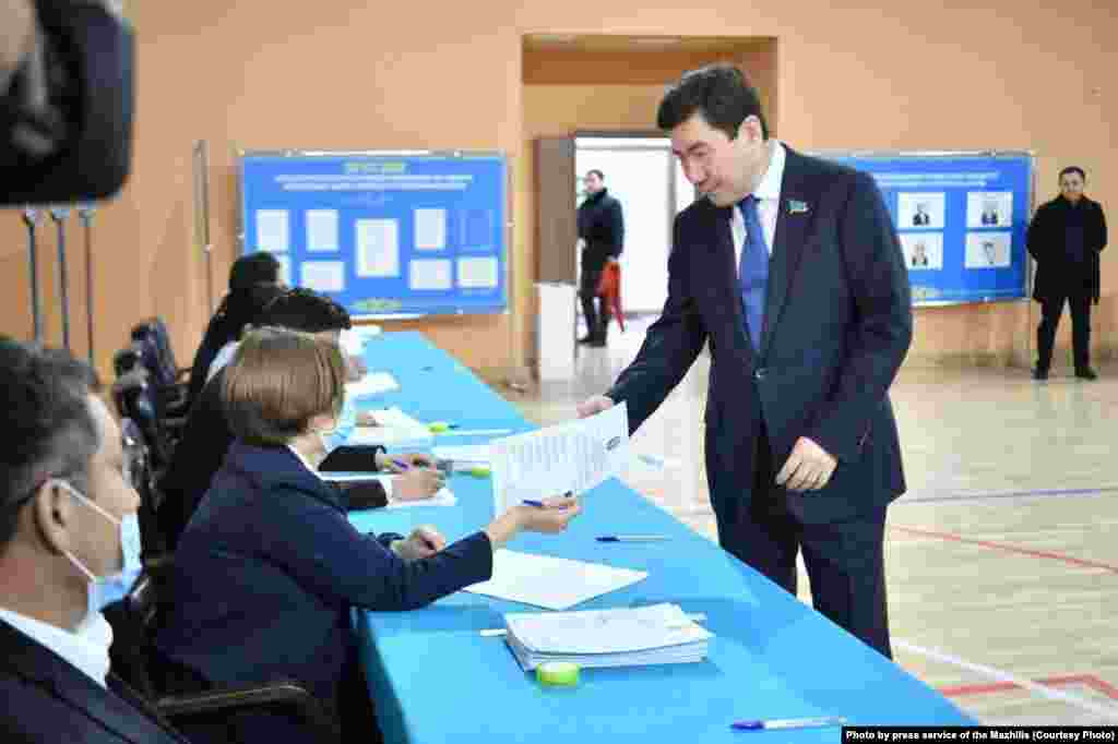 Қазіргі президент Тоқаевты сайлауға парламенттегі билікті қолдайтын үш партия мен жұртшылыққа онша танымал емес ондаған қоғамдық ұйымды біріктіретін "Халық коалициясы" ұсынған. Ал Тоқаевтың штабын мәжіліс төрағасы Ерлан Қошанов басқарады.&nbsp;