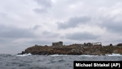 Экскурсия по украинскому Змеиному острову (фоторепортаж)