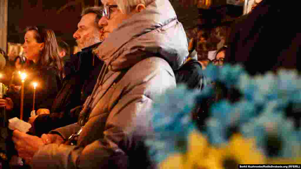 Прощання пройшло у Володимирському соборі Києва. Прийшли бойові побратими, рідні та близькі Володимира