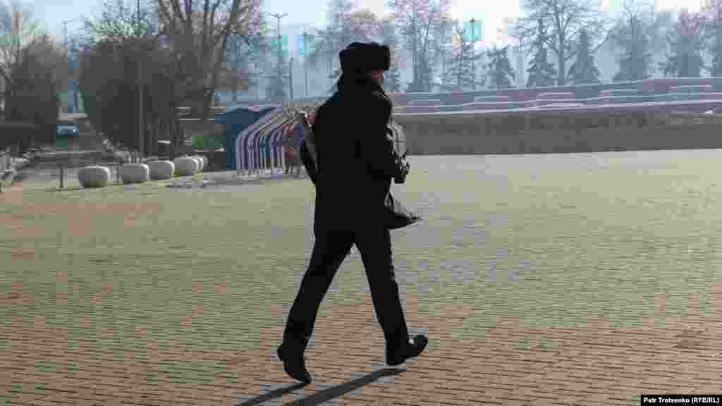 Белсенділердің қолындағы плакатты алып алған полицейдің бірі.&nbsp; 16 желтоқсанда&nbsp;"Oyan, Qazaqstan" қозғалысының 11 белсендісі ұсталды.&nbsp; &nbsp;