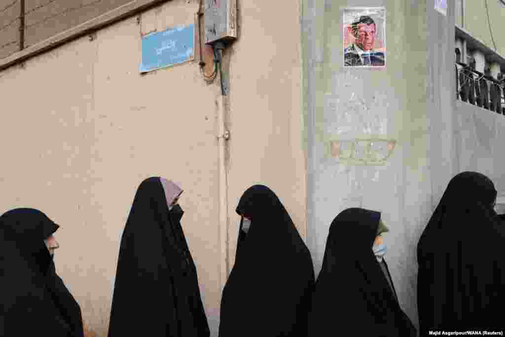 Fransiýanyň prezidenti Emmanuel Makronyň karikaturasy Eýranyň baş lideri Aýatolla Ali Hameneýini kemsidýän suratlary gaýtadan çap eden Fransiýanyň "Charlie Hebdo" žurnalyny ýazgarmak üçin geçirlen çykyşyň dowamynda göze ilýär. Fransiýanyň Tährandaky ilçihanasynyň öňünde, Eýran, 2023-nji ýylyň 8-nji ýanwary, (West Asia News Agentligi/Majid Asgaripour)&nbsp;