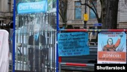 Зображення президента Росії у тюремній клітці під час акції протесту навпроти російського посольства у Німеччині. Берлін, 31 грудня 2022 року