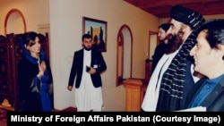 د ۲۰۲۲ز کال د نومبر مياشتې په دې تصویر کې امیر خان متقي د پاکستان د بهرنيو چارو مملکت وزیرې حنا رباني کر ته په کابل کې هرکلی وايي.