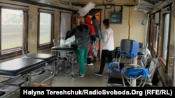 Вагони в евакуаційному потягу облаштовані для перевезення поранених