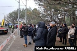 Люди на місці ракетного удару