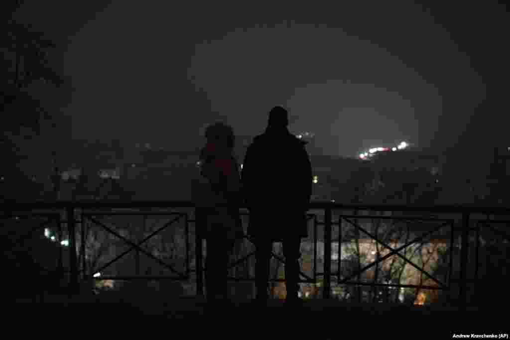 Тим часом жителі столиці почали адаптуватися до умов частково блекауту. Для людей відключення світла не стало чимось несподіваним, адже Київ живе в умовах жорсткої економії електроенергії вже не перший місяць. Генератори, свічки та бездротові джерела освітлення стали невід'ємною частиною побуту українців. Як написала одна із журналісток Радіо Свобода на своїй сторінці у фейсбуці: &laquo;Згадуючи цей час, ми пам'ятатимемо світло, а не темряву&raquo;. &nbsp; 