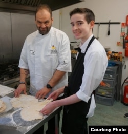 Matei Baran gătind în restaurant cu fiul său. El spune că mâncare a fost un lucru care l-a ajutat fiind departe de casă în perioada sărbătorilor de iarnă.