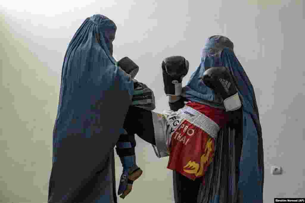 دو بانوی افغان ورزش موی تای در کابل تمرین می&zwnj;کنند. بانوی ورزشکار دیگری گفت: "حتی اگر زندگی ام سخت بود، به خودم اعتماد داشتم و می دانستم که با تلاش می توانم کاری را که می خواهم انجام دهم. حالا دیگر امید زیادی ندارم."