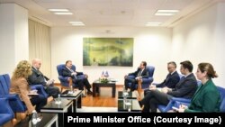 Kryeministri, Albin Kurti, gjatë takimit me të dërguarin e posaçëm amerikan për Ballkanin Perëndimor, Gabriel Escobar.