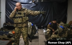 Олександр Сирський дає вказівки в укритті в місті Соледарі під час тяжких боїв з російськими військами. Соледар, Донеччина, 8 січня 2023 року