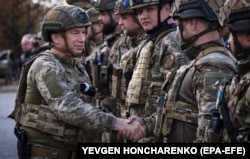 Генерал-полковник Олександр Сирський на церемонії підняття прапора України в місті Лиман, звільненому напередодні від армії РФ. Донеччина, 4 жовтня 2022 року