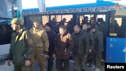 تصویر ار روند تبادلهٔ اسیران جنگی روسیه و اوکراین 