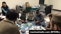 په کراچۍ کې د انتخاباتو عمله رایې شماري ـ پخوانی انځور