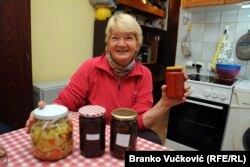 Njen dodatni posao kao penzionerke podrazumeva sezonske radove tokom leta i kuvanje zimnice tokom ostatka godine. Sadija Bihorac Kuzmić