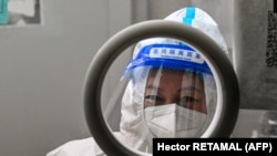 Медсестра чекає на пацієнта, щоб узяти аналіз на COVID-19, Шанхай, Китай, січень 2023 року