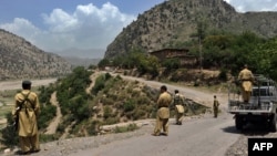 نیرو های پاکستانی در سرحد با افغانستان٬ جای که اعضای تحریک طالبان پاکستان همواره حملاتی را از این مناطق سازماندهی می کنند