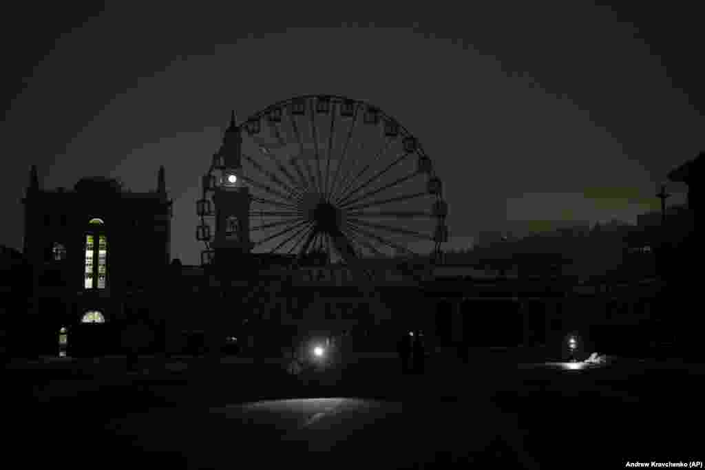 Ще 6 листопада мер Києва Віталій Кличко в ефірі національного телемарафону заявив, що столиця готова до повного блекауту й закликав містян&nbsp; робити запаси питної та технічної води, їжі, мати автономні зарядні пристрої та теплі речі. Оглядове колесо на майже темному Подолі. Київ, 23 листопада 2023 року