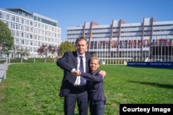 Guido Fluri, fondatorul Justice Initiative la Consiliul Europei împreună cu Sîrmanca Fechete, supraviețuitoarea căminului Cighid, sursa: justice-initiative.eu