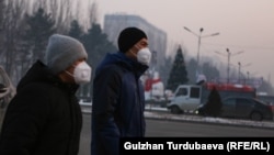 Беткап менен бара жаткан жарандар. Бишкек. 12-декабрь, 2022-жыл. 