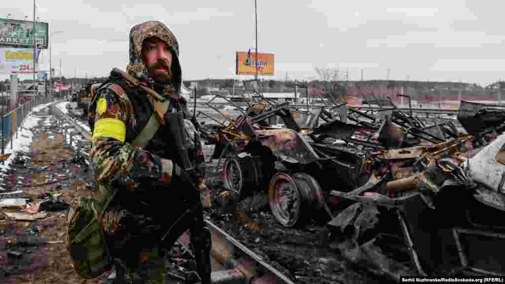 6 грудня&nbsp;&mdash; це&nbsp;день, коли в&nbsp;1991 році український парламент ухвалив закон &laquo;Про Збройні сили України&raquo;. Закон визначає ЗСУ як&nbsp;&laquo;військове формування, на&nbsp;яке відповідно до&nbsp;Конституції України покладається обов'язок обороняти України, захист її суверенітету, територіальної цілісності і недоторканності&raquo;. Український військовий біля знищеної колони російського СЗШР (СОБР &ndash; російською) неподалік від Бучі, Київської області, 1 березня 2022 року