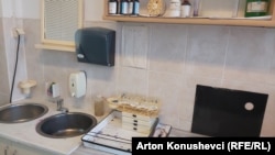 Një nga laboratorët në Klinikën e Pulmologjisë, ku bëhet analiza e baciloskopisë. Nëntor 2022