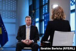 I dërguari i posaçëm i SHBA-së për Ballkanin Perëndimor, Gabriel Escobar, dhe shefja e redaksisë për Kosovën të Radios Evropa e Lirë, Amra Zejneli-Loxha, gjatë intervistës.