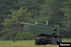 Lansatoarele HIMARS într-un exercițiu militar din 26 septembrie 2022