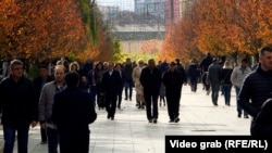 Dva glavna kandidata za gradonačelnika Prištine, Prparim Rama i Hajrula Čeku, ostvarili su gotovo izjednačen rezultat u prvom krugu lokalnih izbora.