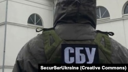 Правоохоронці затримали чоловіка при спробі передачі російській стороні закритих відомостей про посадовців місцевих військових адміністрацій (фото ілюстраційне)