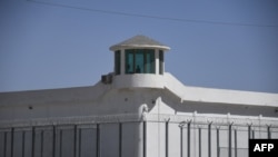 Одно из закрытых учреждений в Хотане, городе в Синьцзяне. Китайские власти называют такие учреждения центрами профессиональной подготовки, правозащитники — «лагерями перевоспитания»