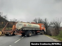 Rakić je bio i direktor Javnog komunalnig preduzeća Standard u Severnoj Mitrovici, koji radi u sistemu Srbiji. Inače, teška mehanizacija ovog preduzeća se koristila za barikade na severu