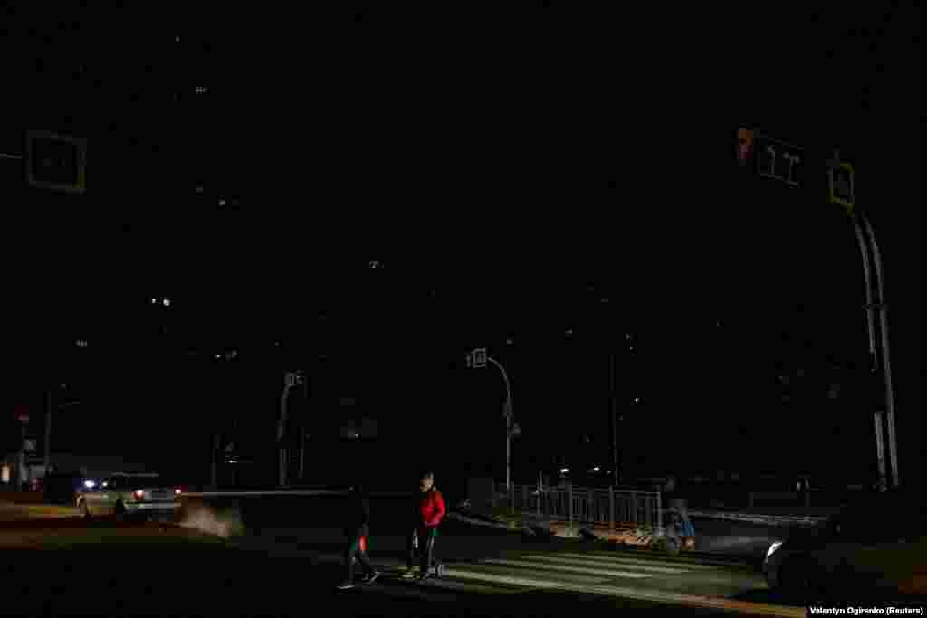 Енергетичну систему України вдалося об&rsquo;єднати близько 4:00 24 листопада після блекауту, спричиненого російськими ударами&nbsp;напередодні, повідомив в ефірі телемарафону міністр енергетики Герман Галущенко. &laquo;Ситуація загалом складна по всій країні. Є області, де збільшили постачання електроенергії. Але треба розуміти, що вчора насправді відбувся блекаут у нашій енергосистемі внаслідок обстрілів. О 4:00 ранку ми змогли об&rsquo;єднати енергосистему, вона зараз працює як єдина, і на зараз вже заживлені критичні об&rsquo;єкти інфраструктури по всій країні. І, відповідно, ми будемо збільшувати обсяг генерації протягом дня. Розраховуємо, що до вечора почнуть працювати атомні станції, і це значно скоротить дефіцит&raquo;, &ndash; пояснив міністр.