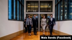 Ministrul francez de externe Catherine Colonna, președintele francez Emmanuel Macron, președinta R. Moldova Maia Sandu și ministrul moldovean de externe, Nicu Popescu, la cea de-a treia conferință a Platformei de Sprijin pentru Moldova. Paris, 21 noiembrie 2022.