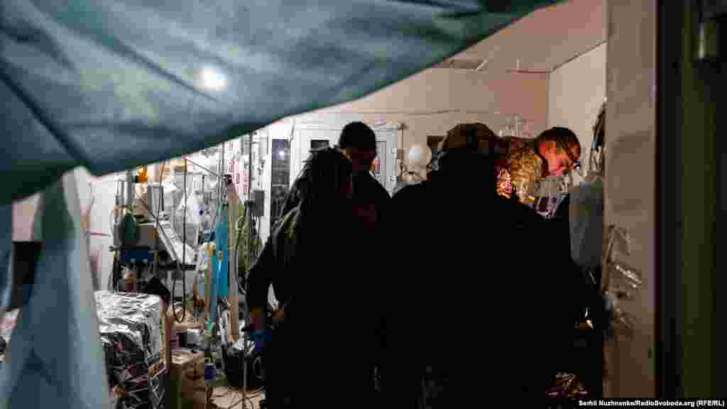 Врятували! Ось на операційному столі вже з'являється новий пацієнт. Його стан критично важкий.&nbsp; Мобілізований військовий медик здійснює реанімаційні заходи. Момент напружений: під час надання медичної допомоги, у пацієнта настала клінічна смерть. Та, завдяки професіоналізму медиків, військовий знову почав дихати