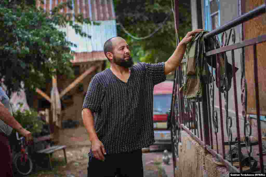 "Арстанбапта иштейм, оокат кылам деген кишиге жайы-кышы деле жумуш табылат. Сезон учурунда туристтер аябай көп келет. Мен аларды автоунаам менен ташып иштейм. Кышында малга тоют жасап, жаңгактан май чыгарып сатам. Эң башкысы ата кесибин улантып келем. Балдарымдын курсагы ток", - дейт Эркинбек. &nbsp;