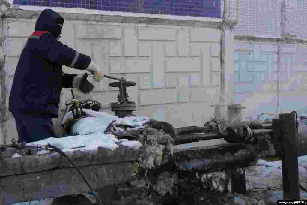 Жарылып, әр тұсынан су атқылаған құбырларды жөнге келтіре алмай әуре-сарсаңға түскен жұмысшылар әбден тозып, шіріген желіні жамап-жасқағаннан пайда жоғын айтады. "Бұған осы құбырларды дер кезінде жөндемей я ауыстырмай, қараусыз қалдырған бастықтар кінәлі" дейді олар.