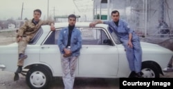 Шавкат (слева) с братьями на работе в Узбекистане