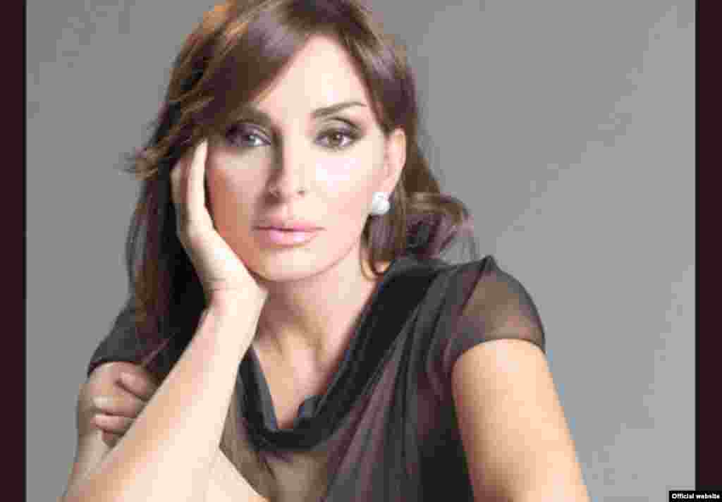 Ильхам Әлиев жұбайын "Әзербайжандағы ең сұлу әйел" деп сипаттайды. 