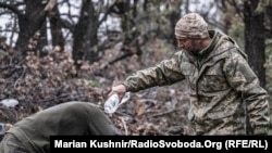 Українські військові на передових позиціях за кілька кілометрів від Бахмуту