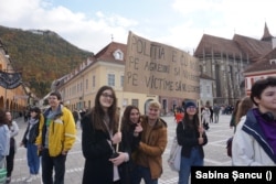 Mesaj de la protestul din Brașov, încurajând poliția să creadă victimele violenței.