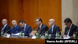 Fotografi e realizuar gjatë takimit në Beograd midis përfaqësuesve të Listës Serbe dhe presidentit të Serbisë, Aleksandar Vuçiq. 
