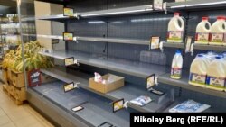 ცარიელი თაროები სევასტოპოლის სუპერმარკეტის რძის განყოფილებაში. ფოტო გადაღებულია 10 ოქტომბერს ყირიმის ხიდზე მომხდარი აფეთქებების შემდეგ