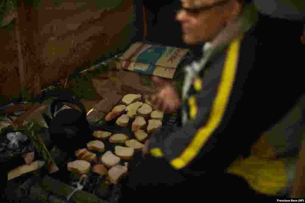 &laquo;Світла, води і газу немає. Мерзнемо. &ndash; каже Антон. &ndash; Я заварюю для мами чай на вогні, але вона п'є зовсім мало, щоб ненадовго зігрітися&raquo;