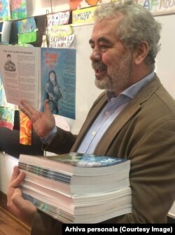 Eugen Iancu a mers în multe școli pentru a distribui cartea animată cu regulile pentru incendiu.