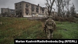 Украиналык аскер. Соледарга жакын Бахмутта тартылган сүрөт. 