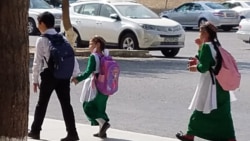 Diňle: 'Käbiri para berip mekdep saýlaýar, käbiri okuw esbaplaryny satyn alyp bilmeýär'.