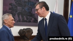 Presidenti i Serbisë, Aleksandar Vuçiq (djathtas) me ambasadorin rus, Aleksandar Bocan-Kharchenko.