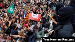 Ako vlasti u Madridu ukinu autonomiju Kataloniji samo će pojačati secesionističke težnje. (Foto: Ispred policijske stanice u Barseloni 2. oktobra 2017.)