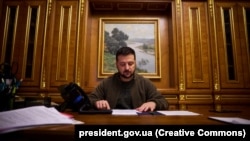 زلنسکی در سخنرانی شبانه‌اش اعلام کرد که از آغاز این ماه، بیش از ۵۰۰ کیلومتر مربع ساحه، صرف در خرسون آزاد شده‌است.