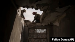 Ілюстраційне фото: рятувальники ліквідовують наслідки обстрілу в Харкові, 9 квітня 